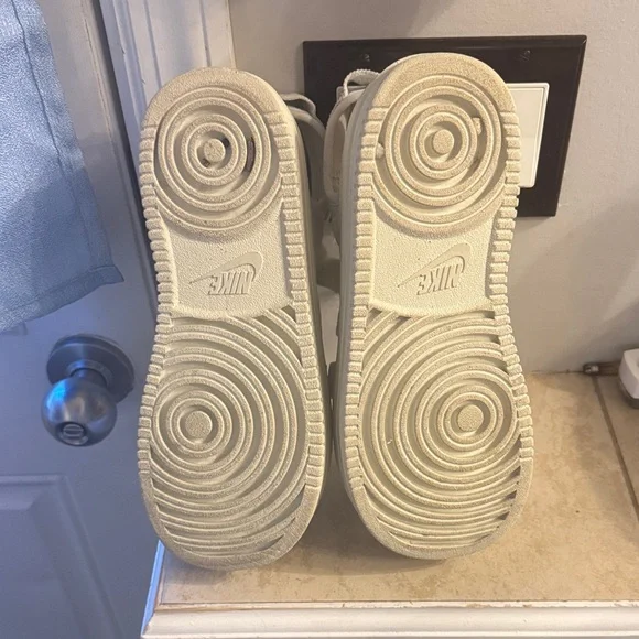 Nikes Icon Classic Women’s Platform Sandals - Picture 5 of 6